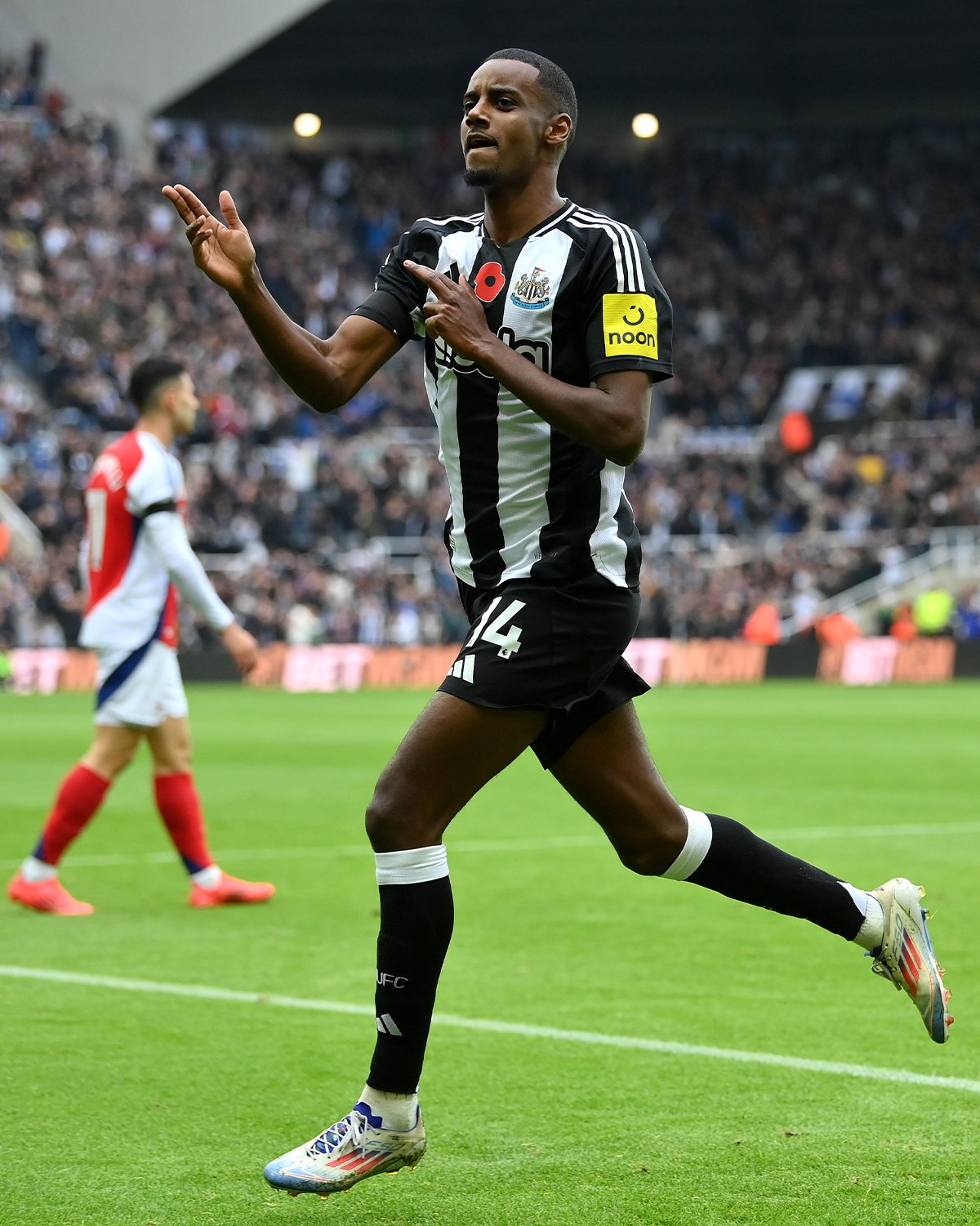 Isak Strikes Again: Swedish Forward Alexander Isak Gives Newcastle an Early Lead Against Arsenal